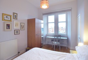 2 chambres, fer et planche à repasser, Wi-Fi, draps fournis