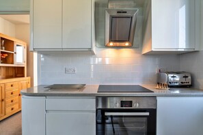 Kühlschrank, Mikrowelle, Ofen, Wasserkocher