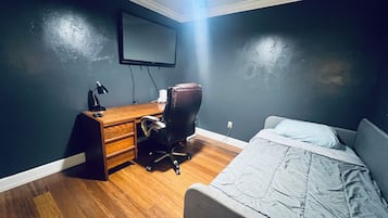3 habitaciones, escritorio, tabla de planchar con plancha y wifi gratis
