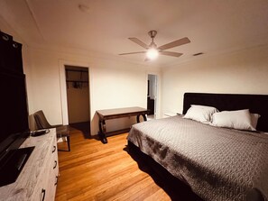 3 bedrooms, desk, iron/ironing board, free WiFi