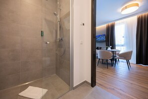 Deluxe-Studio | Badezimmer | Dusche, Haartrockner, Handtücher, Seife