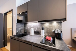 Basic Studio | Private kitchen | Fridge, microwave, stovetop, cookware/dishes/utensils - BRIGHT Bielefeld Süd Senne (Bielefeld)