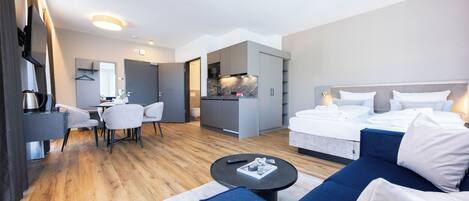 Estudio Deluxe | Espacio para trabajar con laptop y tabla de planchar con plancha