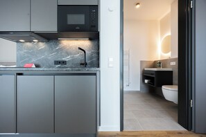 Studio supérieur | Cuisine privée | Réfrigérateur, four à micro-ondes, surface de cuisson