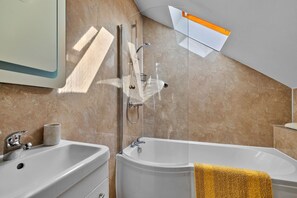 Dusche, Haartrockner, Handtücher