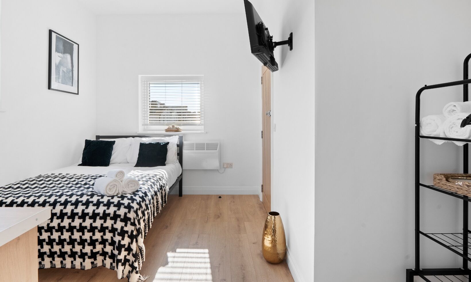 1 slaapkamer, een strijkplank/strijkijzer, gratis wifi, beddengoed