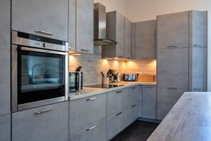 Kühlschrank, Mikrowelle, Ofen, Geschirrspüler