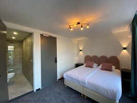 Quarto casal luxo | Escrivaninha, espaço de trabalho para notebook, quartos à prova de som