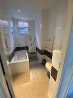 Quarto básico, vista para o canal | Banheiro | Secador de cabelo, toalhas de banho, sabonete, shampoo