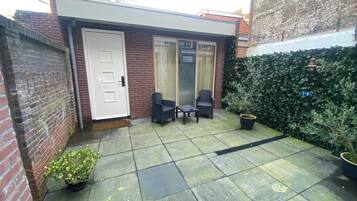 Eenvoudige tweepersoonskamer | Een bureau, een laptopwerkplek, geluiddichte muren, gratis wifi