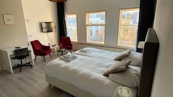 Basic Room, Canal View | Desk, laptop workspace, soundproofing, free WiFi