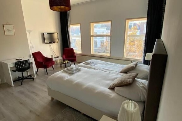 Basic Room, Canal View | Desk, laptop workspace, soundproofing, free WiFi