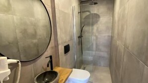A modern bathroom with a glass-enclosed shower, a wooden vanity with a bowl sink, and a toilet. - Hotel La Noire - Delft City Centre (Delft)