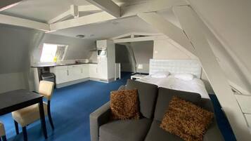 Deluxe Studio, Canal View | Desk, laptop workspace, soundproofing, free WiFi