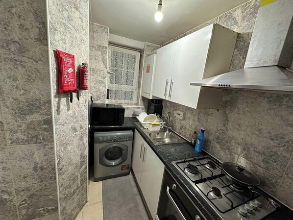 Apartment | Private kitchen - Spacious Flat - Sleeps 6 - Heart of London (London)