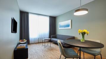 Apartment, 1 Bedroom, Accessible | Living room