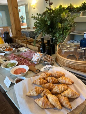 Tägliches Frühstücksbuffet gegen Gebühr