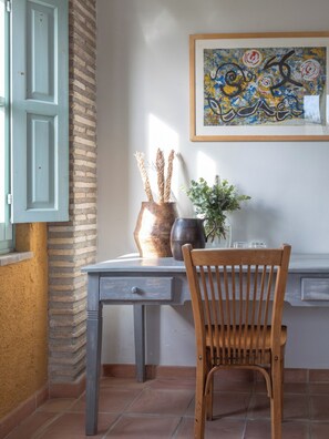 Comfort Twin kamer, balkon, uitzicht op tuin | Luxe beddengoed, donsdekens, Select Comfort-bedden, een bureau