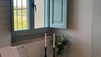 Toallas, jabón, shampoo, papel higiénico