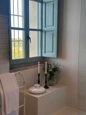 Deluxe-Doppelzimmer, Balkon, Gartenblick | Badezimmer | Handtücher, Seife, Shampoo, Toilettenpapier