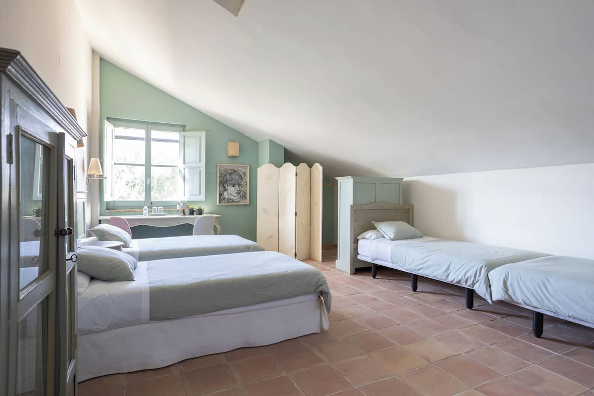 Chambre Quadruple Confort, vue piscine | Literie de qualité supérieure, couette en duvet d'oie