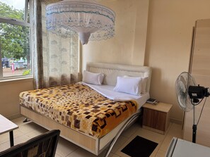 Deluxe suite, uitzicht op de stad | Een kluis op de kamer, een bureau, een laptopwerkplek