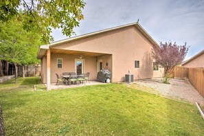 Outdoor dining - 3444 Views, Garage and backyard, Shared Pool and Hot Tub! (Moab)