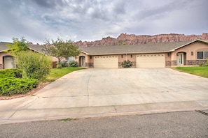 Exterior - 3444 Views, Garage and backyard, Shared Pool and Hot Tub! (Moab)