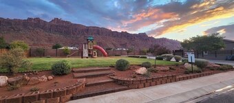 3444 Views, Garage and backyard, Shared Pool and Hot Tub!