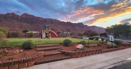 3444 Views, Garage and backyard, Shared Pool and Hot Tub!