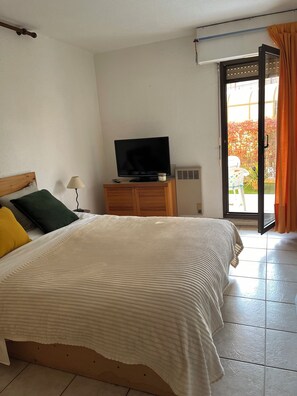2 bedrooms, iron/ironing board, WiFi, bed sheets - Acapoulco two-room seafront promenade Garden level (Fréjus)