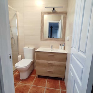 Shower, hair dryer, towels, toilet paper