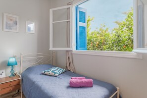1 habitación, tabla de planchar con plancha, wifi gratis y ropa de cama 