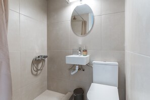Douche, sèche-cheveux, serviettes fournies