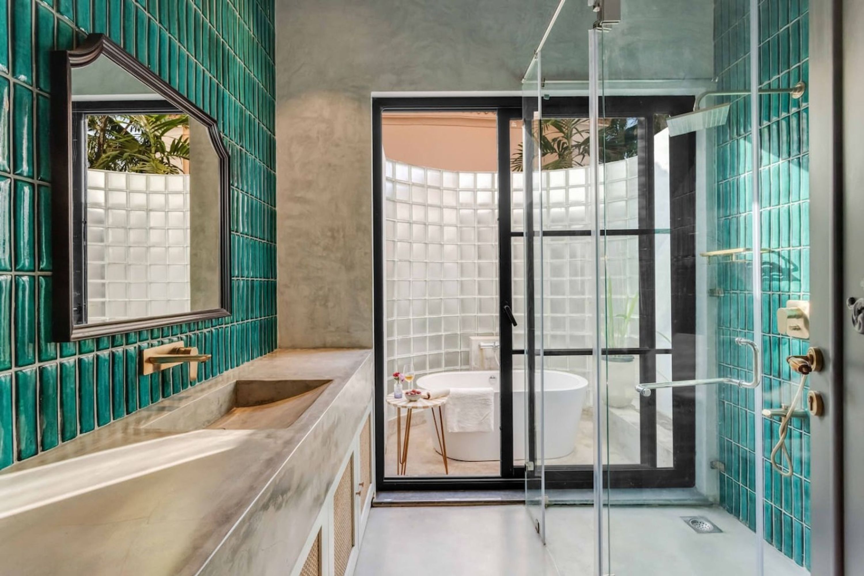 Ein modernes Badezimmer mit Duschkabine aus Glas, einer Badewanne und einem Waschbecken.
