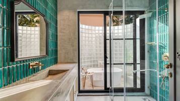Ein modernes Badezimmer mit Duschkabine aus Glas, einer Badewanne und einem Waschbecken.