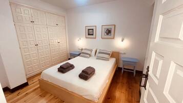 2 dormitoris, planxa i posts de planxar, wifi i roba de llit