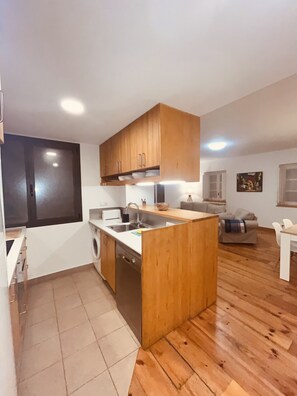 Mikrobølgeovn, ovn, kokeplater og oppvaskmaskin