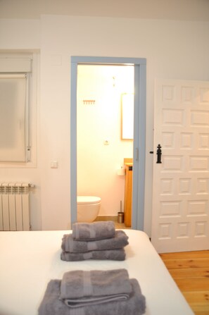 Sèche-cheveux, serviettes fournies, savon, papier toilette