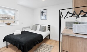 1 habitación, tabla de planchar con plancha, wifi gratis y ropa de cama