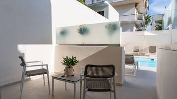 Ground Floor Suite with Private Steam Room and Private Yard | 1 bedroom, in-room safe, laptop workspace, soundproofing