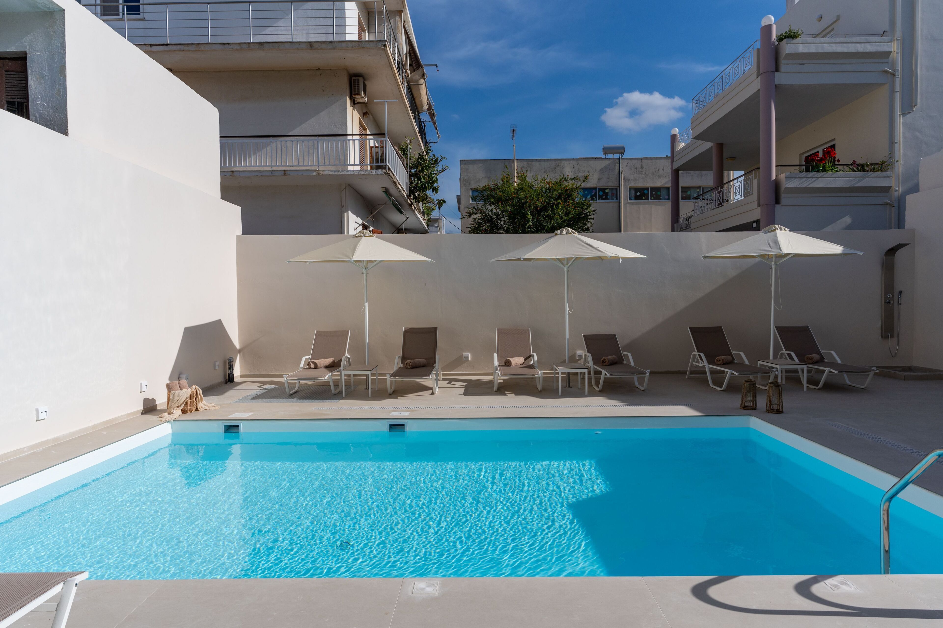 Piscina externa, guarda-sóis, espreguiçadeiras