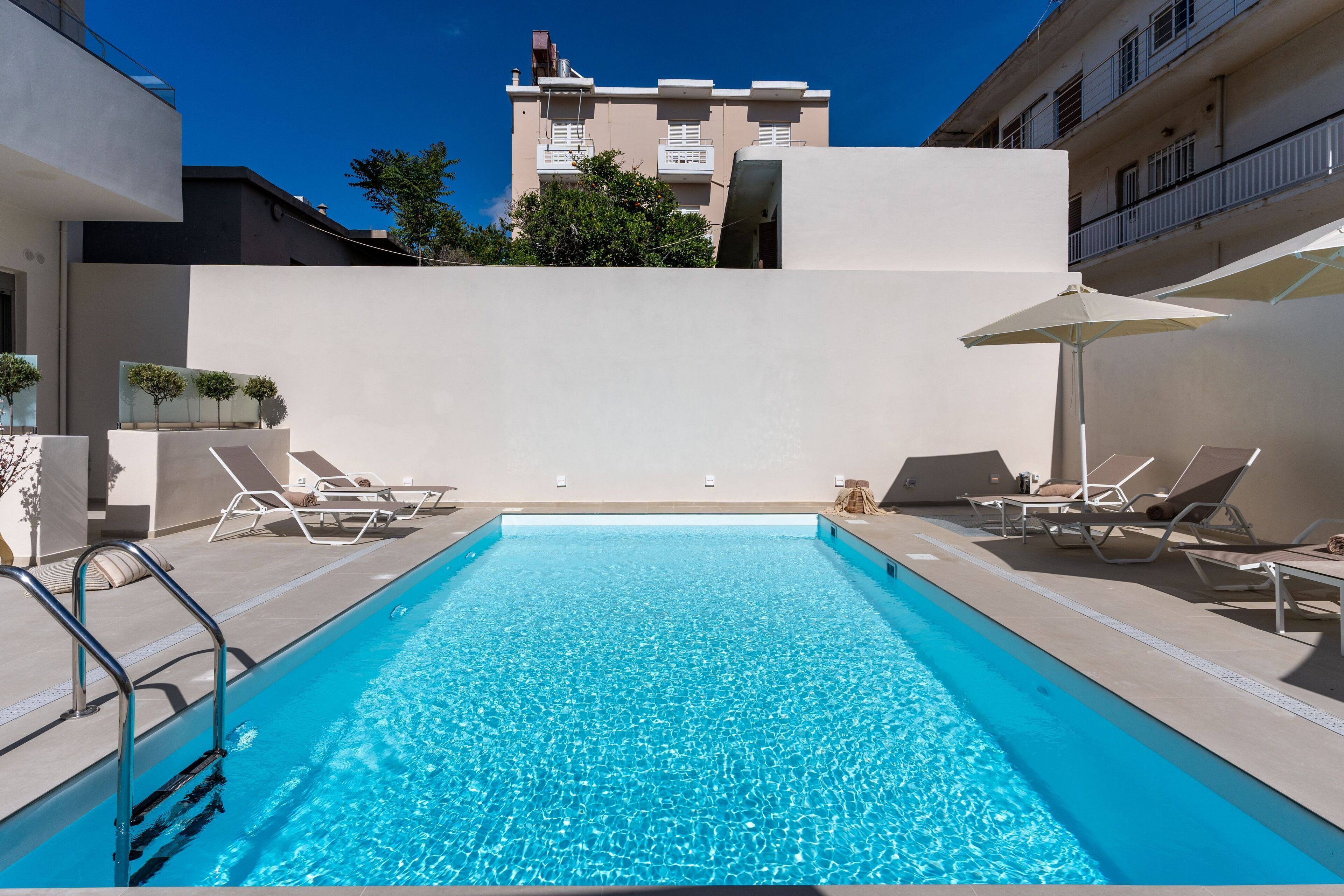 Piscina externa, guarda-sóis, espreguiçadeiras