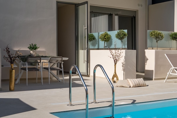 Kolam renang outdoor, dengan payung kolam renang dan kursi berjemur