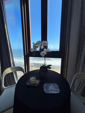 Suite estudio (CruzOG @ BednBongExp) | Área de sala de estar | Smart TV, Netflix, Hulu y servicios de streaming 