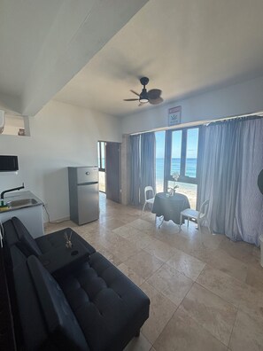 CruzOG@BednBongExp | Living area | Smart TV, Netflix, Hulu, streaming services - BednBong Experience Stay (Arecibo)