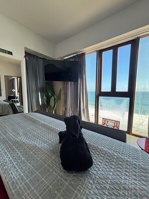 Decoración personalizada y espacio para trabajar con laptop