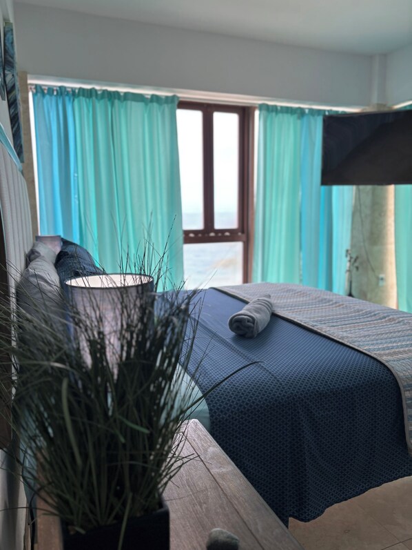 Habitación (BlueDream@BednBongExp) | Decoración personalizada y espacio para trabajar con laptop 