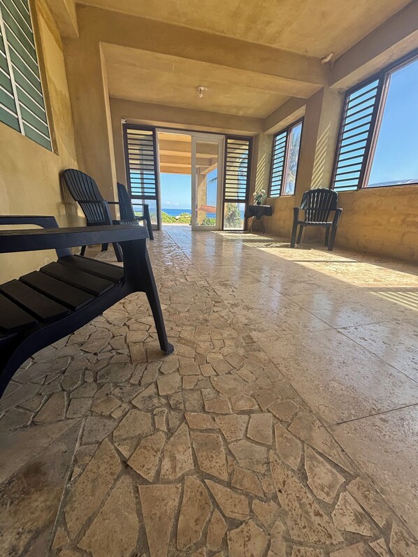 Vista frontal de la propiedad