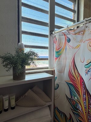 Sunset OG | Bathroom | Free toiletries, hair dryer, bidet, towels